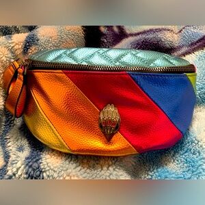 Sleek Black Crossbody Bag with Adjustable Strap and Secure Closure